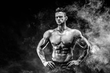 Güçlü vücut geliştirmeci adam mükemmel abs, omuzlar, pazı, triceps, göğüs ile askeri pantolon