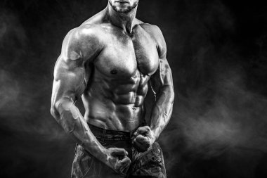 Güçlü vücut geliştirmeci adam mükemmel abs, omuzlar, pazı, triceps, göğüs ile askeri pantolon