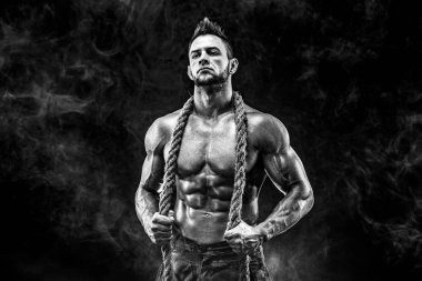 askeri pantolon ve boyun ile duman arka plan koyu ipe çıplak vücutla güçlü atletik erkek