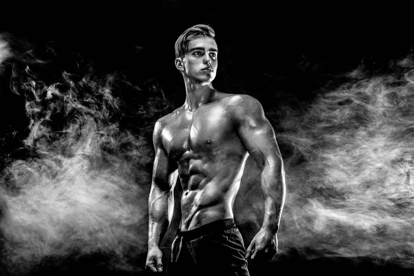 Baksidan på oigenkännlig man, starka muskler poserar med arm upp i rök. — Stockfoto