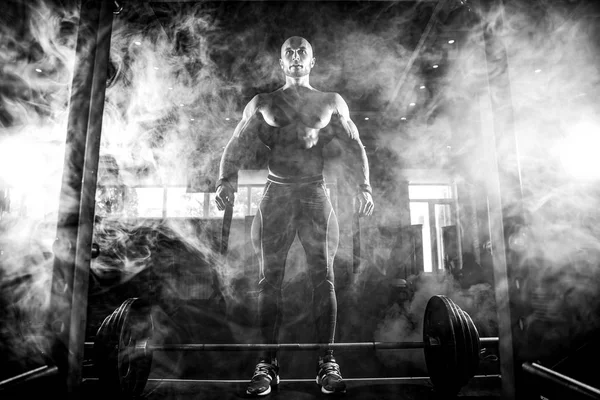 Bodybuilder deadlift van barbell voorbereiden. Rook — Stockfoto