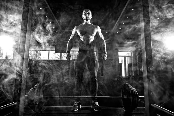 Bodybuilder deadlift van barbell voorbereiden. Rook — Stockfoto