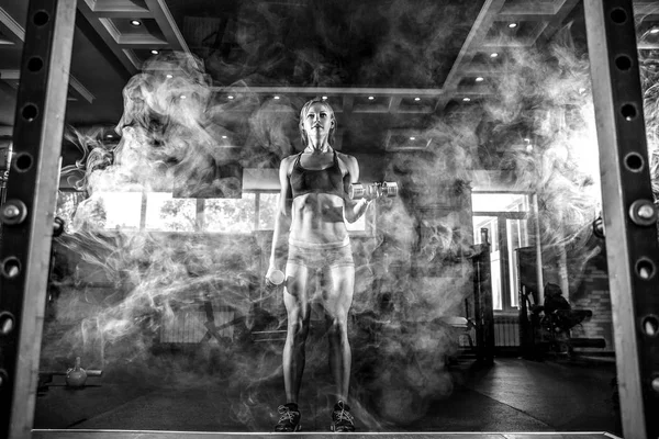 Szexi sportoló fitness szőke nő a tornaterem Próbamunka-val néma a bicep. füst — Stock Fotó