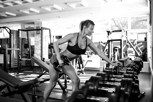 Chica de fitness levantando mancuerna — Foto de Stock