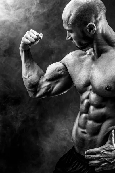 Erős testépítő férfi tökéletes has, váll, bicepsz, tricepsz, mellkas — Stock Fotó