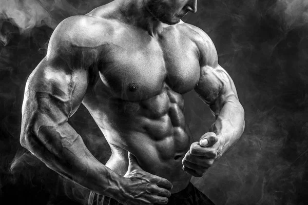 Bis zur Unkenntlichkeit starker Bodybuilder Mann mit perfektem Bauch, Schultern, Bizeps, Trizeps, Brust — Stockfoto