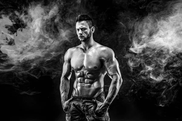 Sterke bodybuilder man in militaire broek met perfecte abs, schouders, biceps, triceps, borst — Stockfoto