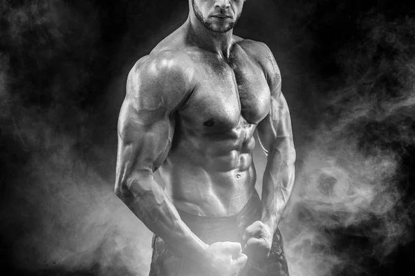 Hombre fuerte culturista en pantalones militares con abdominales perfectos, hombros, bíceps, tríceps, pecho — Foto de Stock