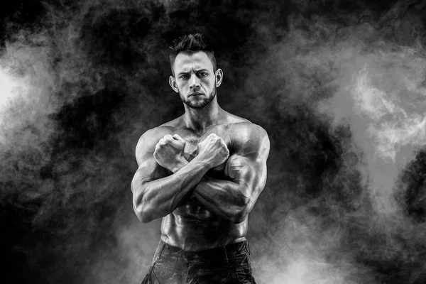 Sterke bodybuilder man in militaire broek met perfecte abs, schouders, biceps, triceps, borst — Stockfoto