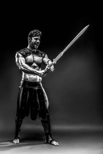 身穿皮衣、剑法凶狠的野蛮人 — 图库照片