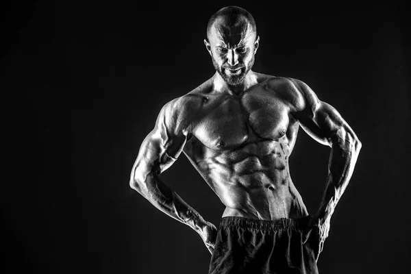 Sterke bodybuilder man met perfecte buikspieren, schouders, biceps, triceps, borst. — Stockfoto