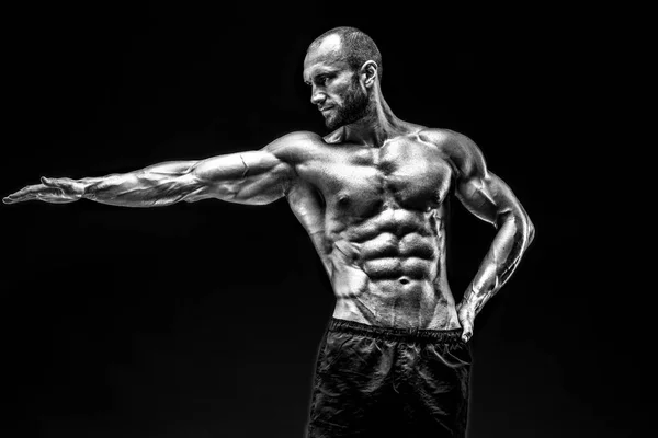 Forte fisiculturista homem com abdominais perfeitos, ombros, bíceps, tríceps, peito. — Fotografia de Stock