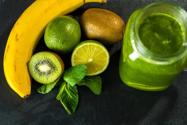 Batido verde mezclado con ingredientes en la mesa de madera de piedra enfoque selectivo —  Fotos de Stock