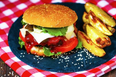 Marul ile ev yapımı sığır eti hamburger closeup taş kesme tahtası ve tablo-peçete servis.