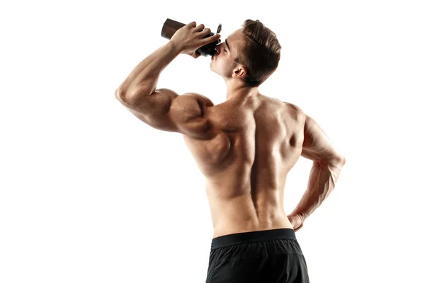 Svalnatý muž s proteinem nápoj v šejkru nad bílým pozadím — Stock fotografie