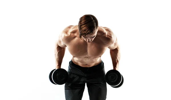 Muscular culturista chico haciendo ejercicios con mancuernas sobre fondo blanco — Foto de Stock