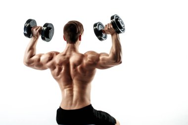 Sportif adam sırt kasları pompalama eğitim ve eller dumbbells ile.