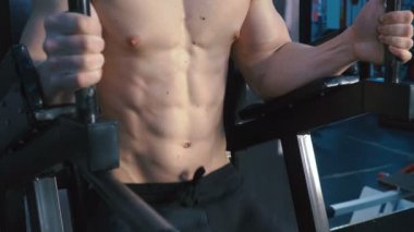 spor salonunda karın egzersizleri yapma genç adam