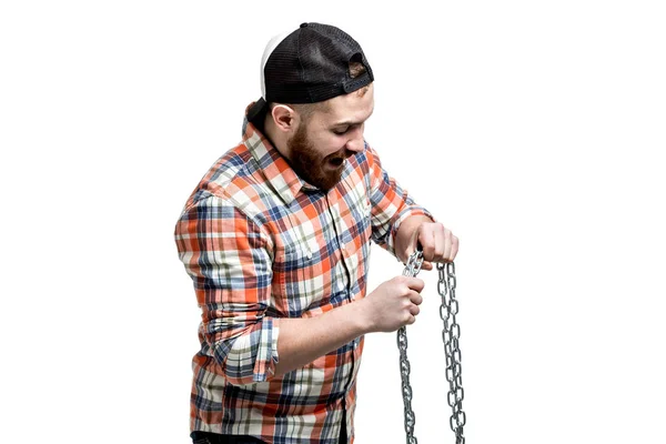 Hombre haciendo streght contra una cadena . —  Fotos de Stock