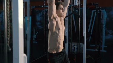 spor salonunda karın egzersizleri yapma genç adam. Ağır çekim.