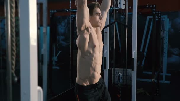 Jeune homme faisant des exercices abdominaux dans la salle de gym. Mouvement lent . — Video