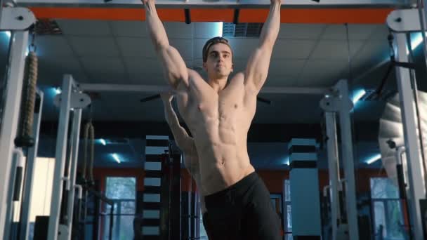 Junger Mann, der im Fitnessstudio Bauchübungen macht. Zeitlupe. — Stockvideo