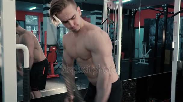 Jeune bodybuilder faisant l'exercice lourd de poids pour des triceps — Video