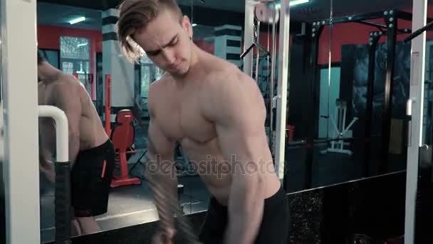 Junge Bodybuilderin macht Krafttraining für Trizeps — Stockvideo