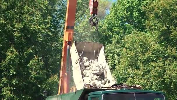 Dźwig Unload rozbite cegły do ciężarówki. śmieci — Wideo stockowe