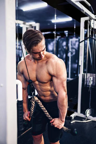 Pohledný svalnatý Fitness kulturista dělat tě kého cvičení pro Triceps — Stock fotografie