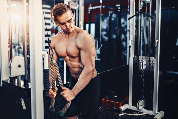 Kulturysta przystojny mięśni Fitness robi ciężkich ćwiczenia na Triceps — Zdjęcie stockowe