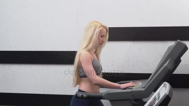 Giovane ragazza formazione su tapis roulant in palestra . — Video Stock