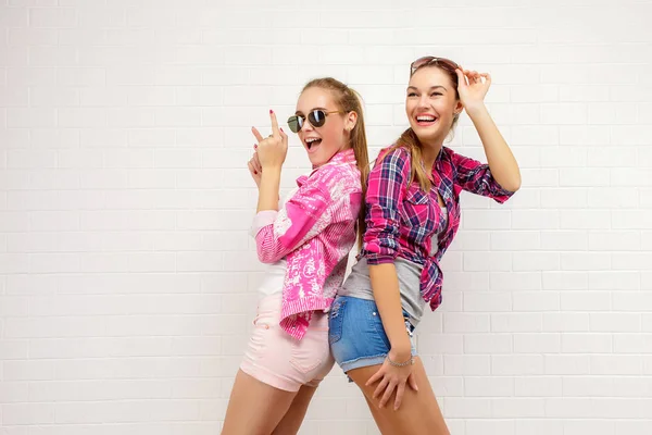 Mode portret van twee vrienden die zich voordeed. moderne levensstijl. twee stijlvolle sexy hipster meisjes beste vrienden klaar voor de partij. Twee jonge vriendinnen permanent samen en plezier. — Stockfoto