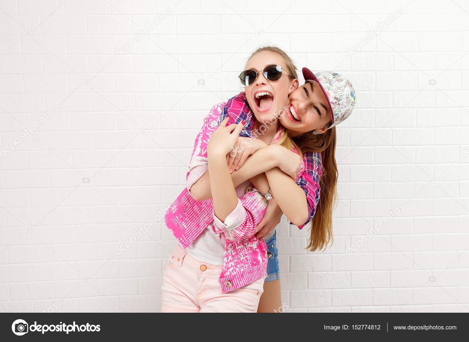 35 Fun and Creative Poses for Your Best Friend Photoshoots-gemektower.com.vn