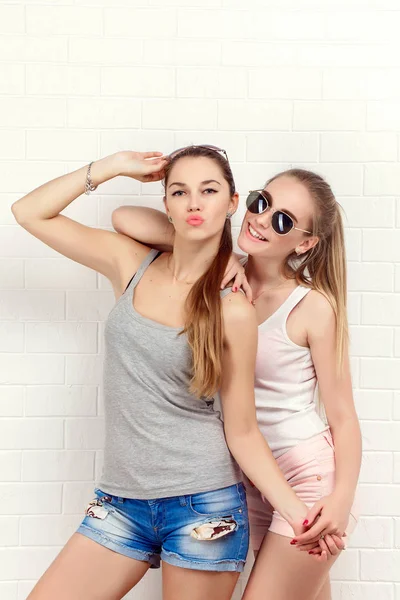 Two friends posing. modern lifestyle. two stylish sexy hipster girls best friends ready for party. Two young girl friends standing together and having fun. — Stock Photo, Image
