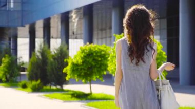 Şık bayan çanta ile iş merkezine yakın geliyor.