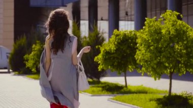 Şık bayan çanta ile iş merkezine yakın geliyor.