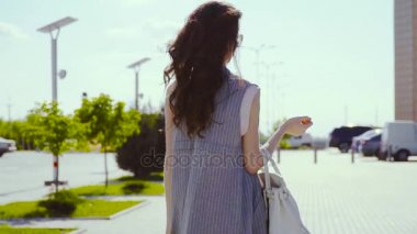 Şık bayan çanta ile iş merkezine yakın geliyor.