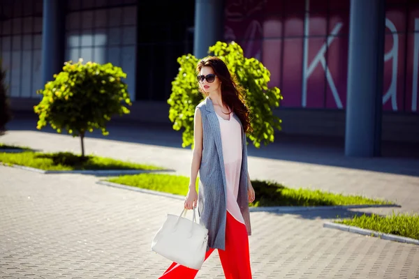 Mulher linda andando no shopping — Fotografia de Stock