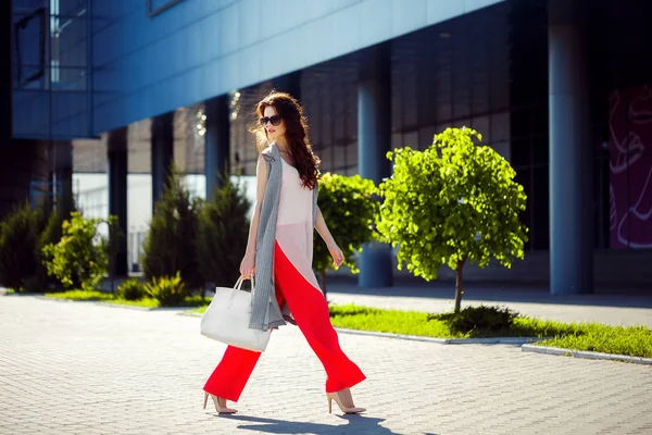 Mulher linda andando no shopping — Fotografia de Stock