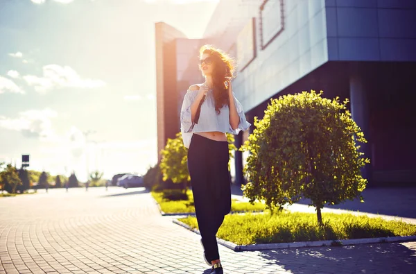 Stilvolles Mädchen zu Fuß nach draußen — Stockfoto