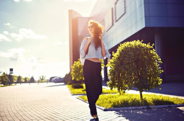 Elegante ragazza che cammina fuori — Foto Stock