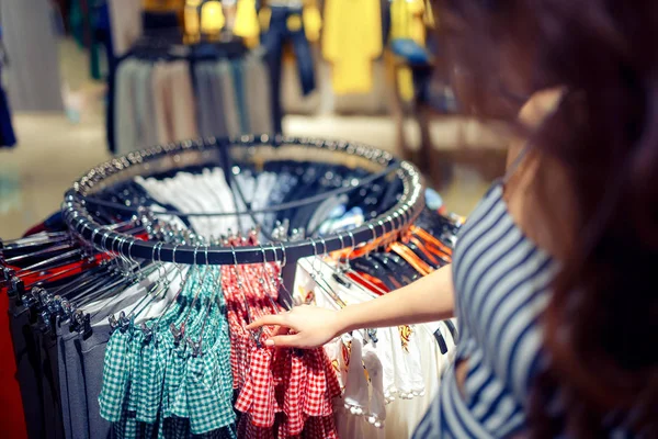 Mujer de moda eligiendo ropa — Foto de Stock