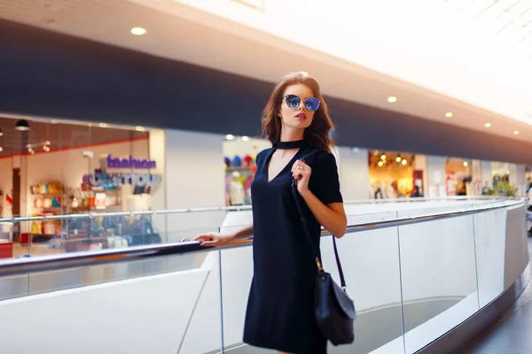 Modieuze vrouw in winkelcentrum — Stockfoto