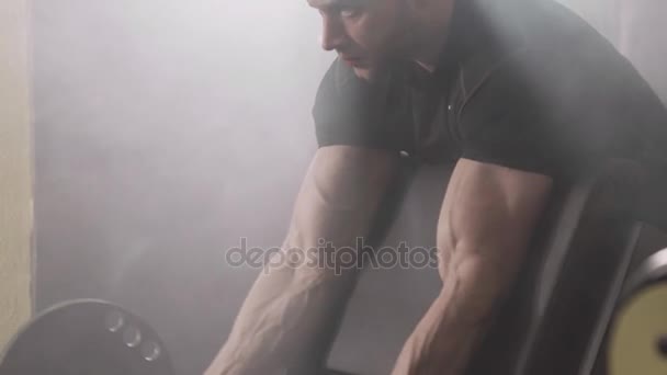 Muskulös bodybuilder killen gör övningar på biceps med hantel — Stockvideo