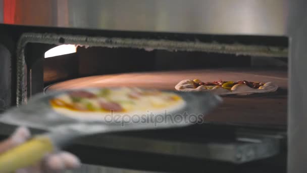 Persoon koken pizza — Stockvideo