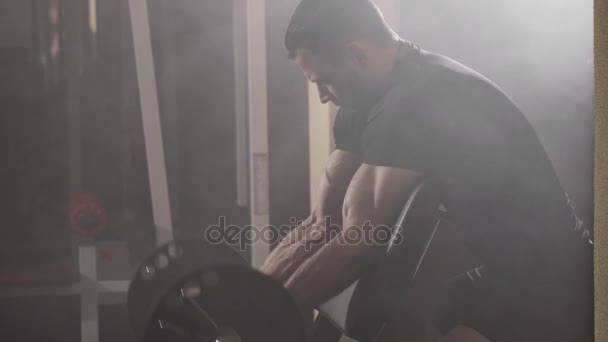 Μυϊκή bodybuilder τύπος κάνει ασκήσεις για δικέφαλους με αλτήρα — Αρχείο Βίντεο