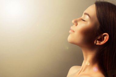 Sağlık, spa ve güzellik kavramı - yakın kadar güzel genç kadının yüzü