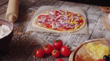 Kadın koyar malzemelerin mutfakta pizza yaparken hamur üzerine