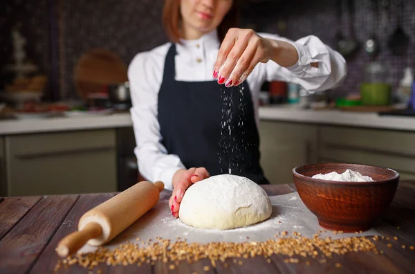 Mulher de colheita cozinhar em avental — Fotografia de Stock